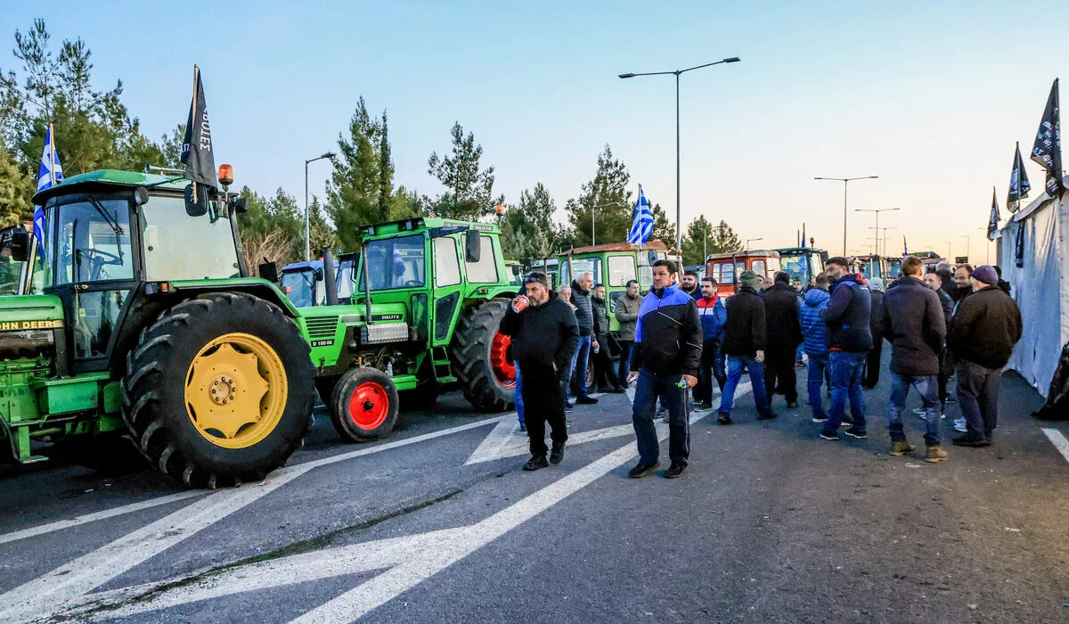 Αγρότες: Περισσότερα από 3.500 τρακτέρ στα μπλόκα σε Νίκαια και Ε65, στον κόμβο Μεγαλοχωρίου