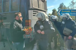Δυτική Ελλάδα: Αγρότες προσέφεραν πορτοκάλια σε αστυνομικούς