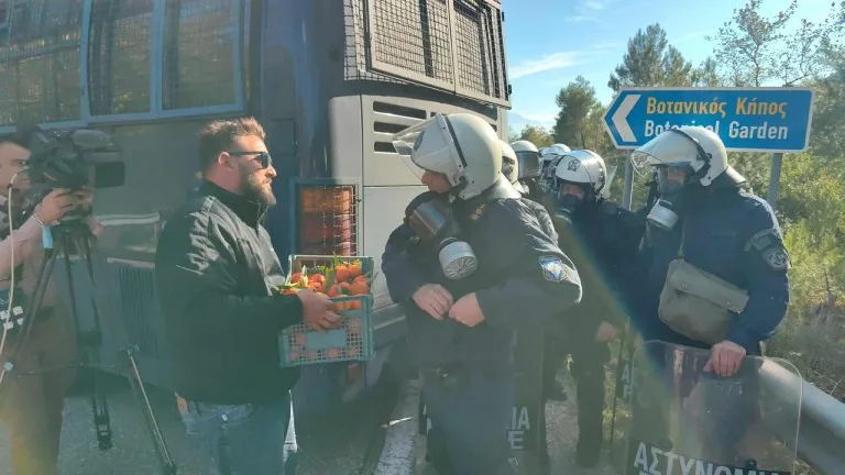 Δυτική Ελλάδα: Αγρότες προσέφεραν πορτοκάλια σε αστυνομικούς