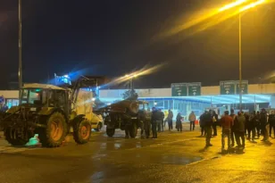 Αγρότες: Κλιμακώνουν τα μπλόκα, χιλιάδες τρακτέρ κλείνουν Ε65, Νίκαια και Μάλγαρα