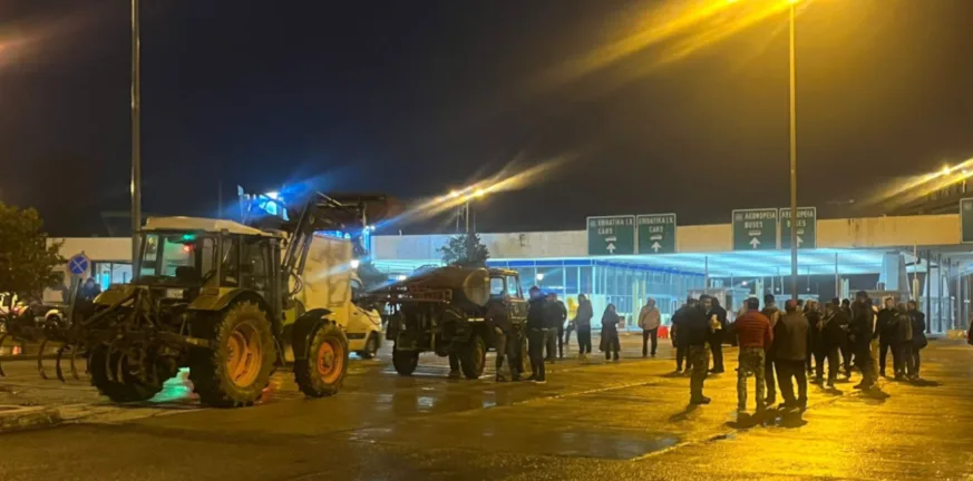 Αγρότες: Κλιμακώνουν τα μπλόκα, χιλιάδες τρακτέρ κλείνουν Ε65, Νίκαια και Μάλγαρα