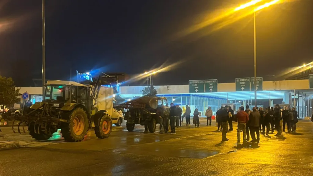 Έφτασαν στο τελωνείο του Προμαχώνα οι αγρότες, πού υπάρχουν μπλόκα και ποιοι δρόμοι είναι κλειστοί Έφτασαν στο τελωνείο του Προμαχώνα οι αγρότες, πού υπάρχουν μπλόκα και ποιοι δρόμοι είναι κλειστοί