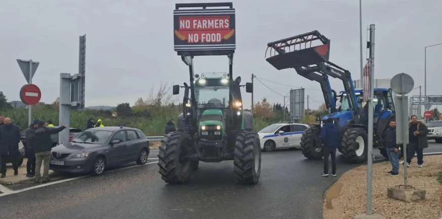 Αγρότες έκλεισαν την Πατρών–Πύργου: Γάλα στους δρόμους και φλεγόμενος σανός στα μπλόκα ΦΩΤΟ-ΒΙΝΤΕΟ