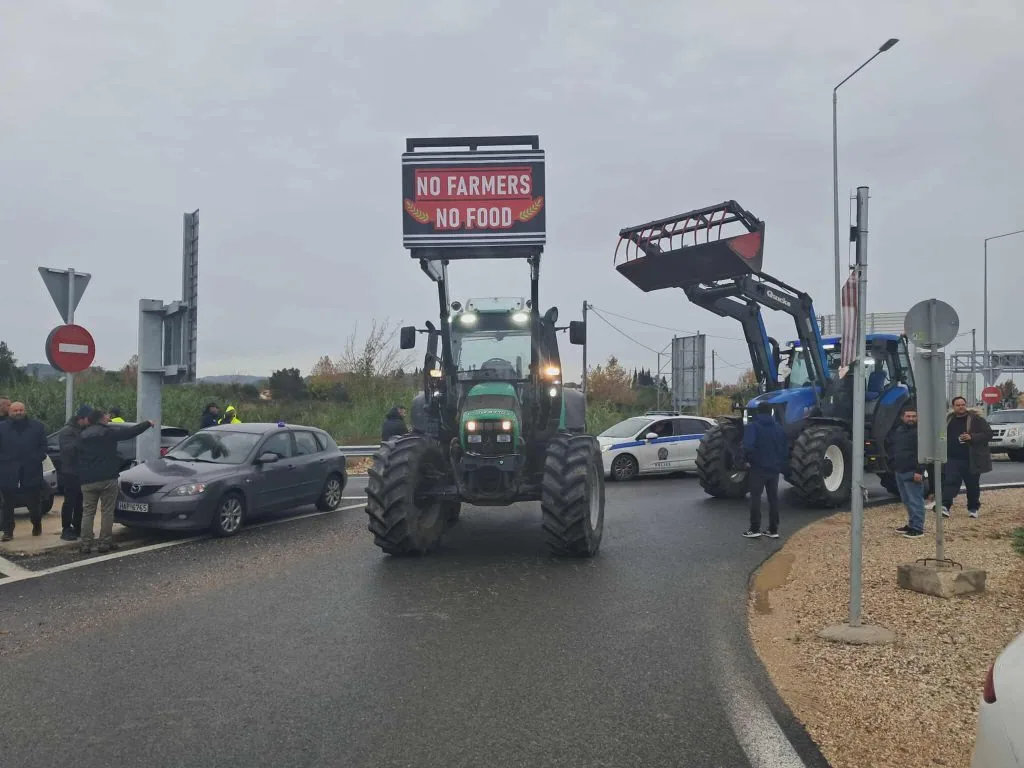 Αγρότες έκλεισαν την Πατρών–Πύργου: Γάλα στους δρόμους και φλεγόμενος σανός στα μπλόκα ΦΩΤΟ-ΒΙΝΤΕΟ Αγρότες έκλεισαν την Πατρών–Πύργου: Γάλα στους δρόμους και φλεγόμενος σανός στα μπλόκα ΦΩΤΟ-ΒΙΝΤΕΟ