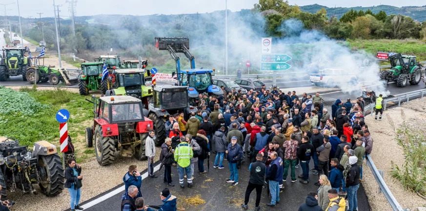 Πατρών-Πύργου: Μπλόκα και κλείσιμο από τους αγρότες