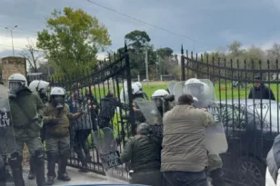 Θεσσαλονίκη: Ένταση στα «Πράσινα Φανάρια» – Φραγμός της ΕΛΑΣ στους αγρότες που επιχειρούν αποκλεισμό προς το αεροδρόμιο ΒΙΝΤΕΟ