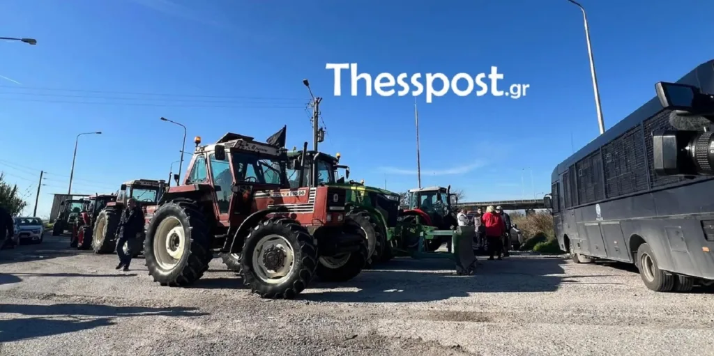 Θεσσαλονίκη: Φραγμός της ΕΛΑΣ στα Μάλγαρα - Αγρότες επιχειρούν κάθοδο στην Εθνική Οδό με τρακτέρ ΒΙΝΤΕΟ