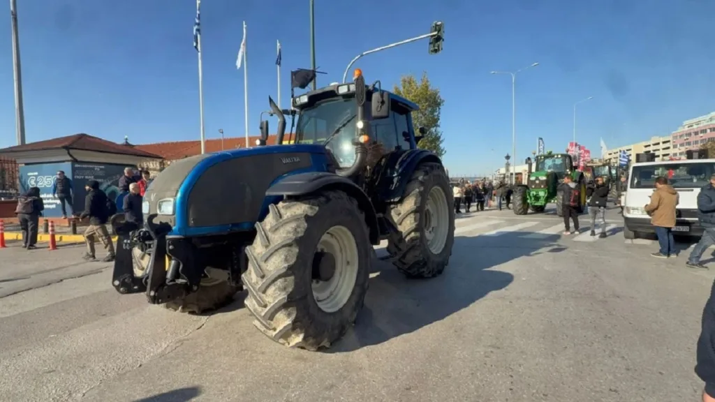 Με φέρετρα στα τρακτέρ το συλλαλητήριο των αγροτών στη Θεσσαλονίκη – Τετράωρος αποκλεισμός στο λιμάνι υπό ισχυρή αστυνομική παρουσία Με φέρετρα στα τρακτέρ το συλλαλητήριο των αγροτών στη Θεσσαλονίκη – Τετράωρος αποκλεισμός στο λιμάνι υπό ισχυρή αστυνομική παρουσία