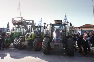 Με φέρετρα στα τρακτέρ το συλλαλητήριο των αγροτών στη Θεσσαλονίκη – Τετράωρος αποκλεισμός στο λιμάνι υπό ισχυρή αστυνομική παρουσία