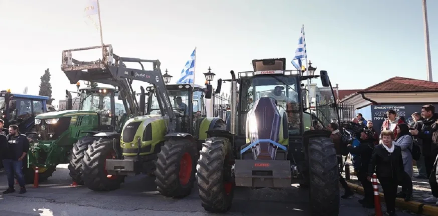Με φέρετρα στα τρακτέρ το συλλαλητήριο των αγροτών στη Θεσσαλονίκη – Τετράωρος αποκλεισμός στο λιμάνι υπό ισχυρή αστυνομική παρουσία