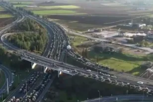 «Ο δρόμος δεν θα ανοίξει για κανένα λόγο», δεν κάνουν πίσω οι αγρότες, έχει γεμίσει τρακτέρ η εθνική οδός στον κόμβο της Νίκαιας