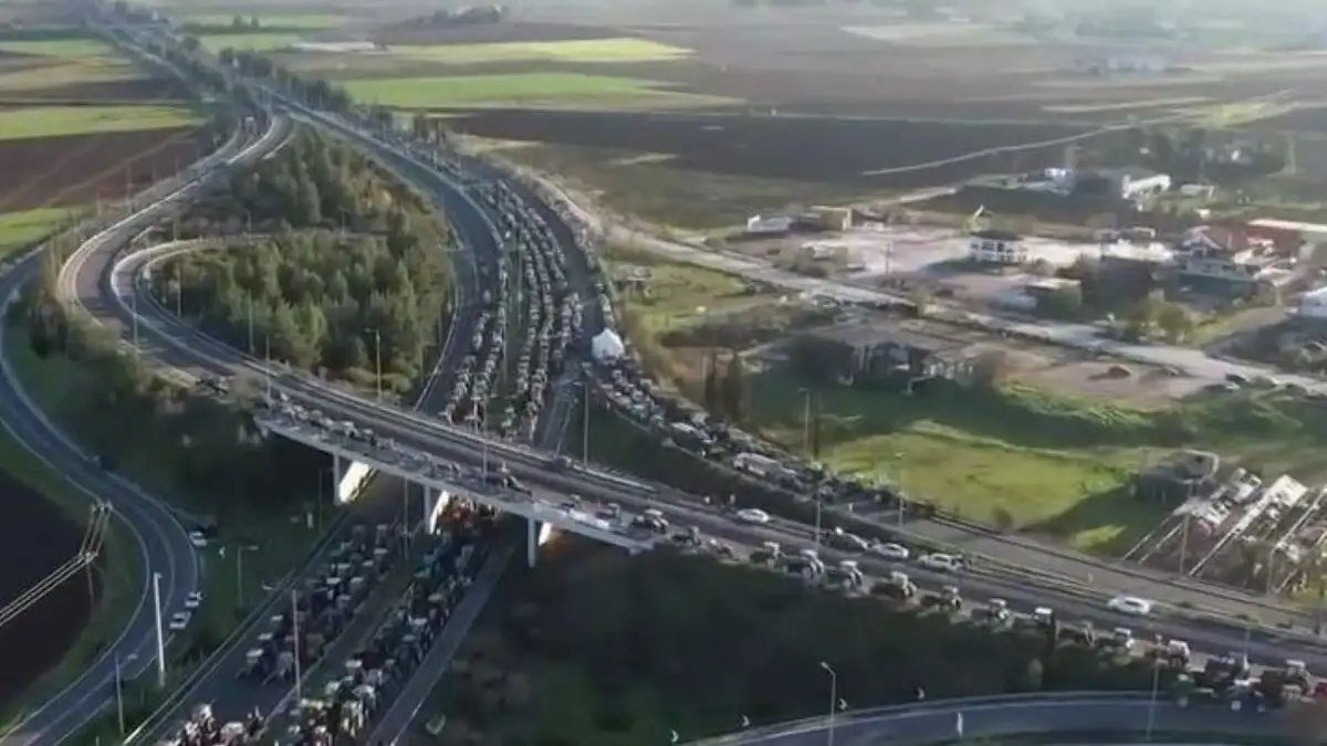 «Ο δρόμος δεν θα ανοίξει για κανένα λόγο», δεν κάνουν πίσω οι αγρότες, έχει γεμίσει τρακτέρ η εθνική οδός στον κόμβο της Νίκαιας «Ο δρόμος δεν θα ανοίξει για κανένα λόγο», δεν κάνουν πίσω οι αγρότες, έχει γεμίσει τρακτέρ η εθνική οδός στον κόμβο της Νίκαιας