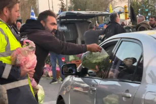 Θεσσαλονίκη: Αγρότες μοίρασαν προϊόντα σε πολίτες για να ζητήσουν συγγνώμη για την ταλαιπωρία