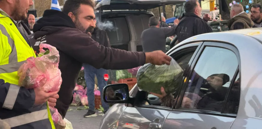 Θεσσαλονίκη: Αγρότες μοίρασαν προϊόντα σε πολίτες για να ζητήσουν συγγνώμη για την ταλαιπωρία