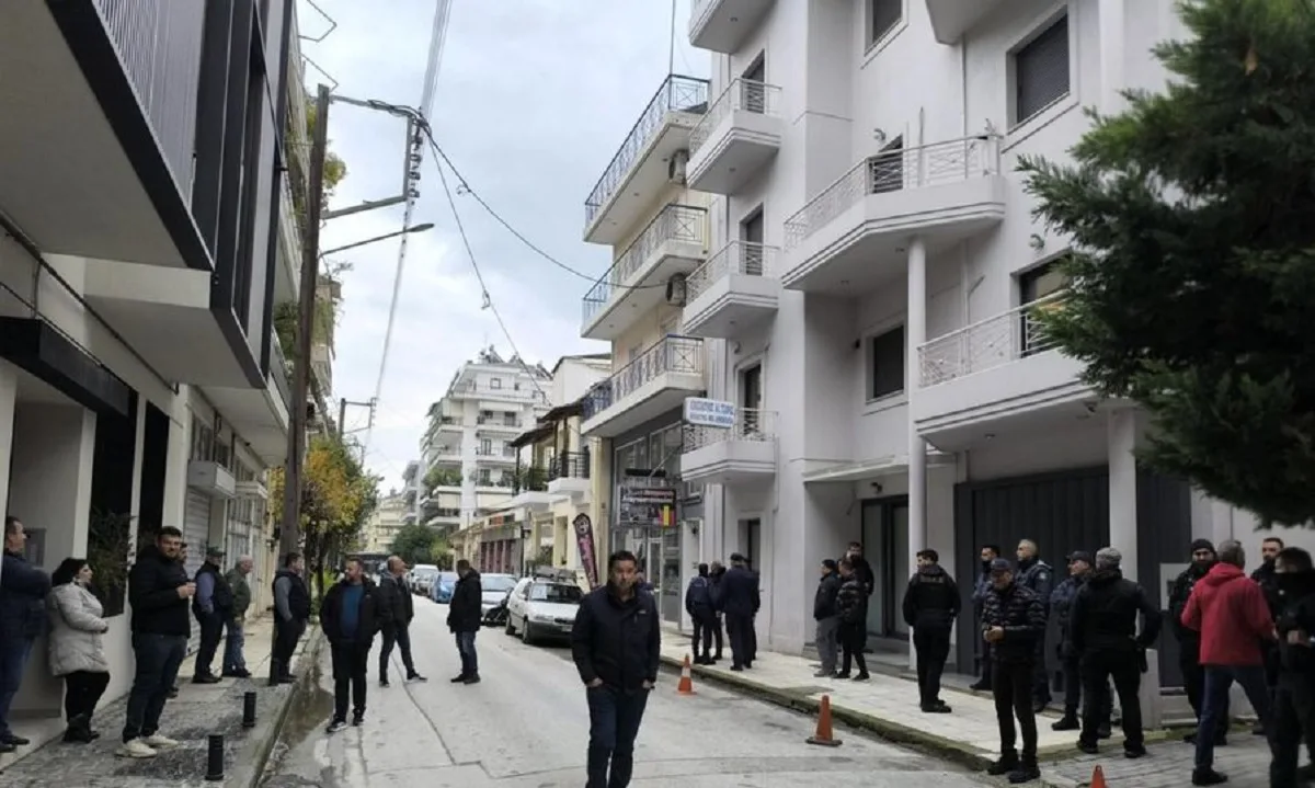 Στα γραφεία Τσιάρα με τρακτέρ οι αγρότες του Ε-65 – Ζητούν να φύγει η αστυνομική κλούβα ΒΙΝΤΕΟ