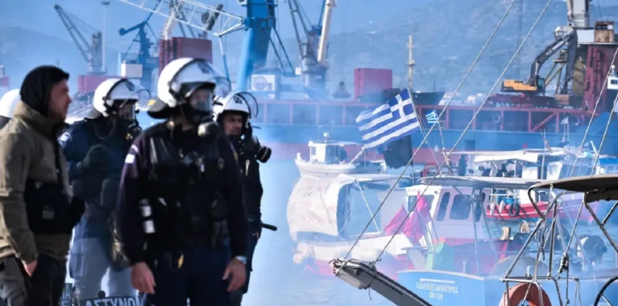 Βόλος: Αποχωρούν οι αγρότες από το λιμάνι μετά την εισαγγελική παρέμβαση – «Απελευθερώθηκε» το εμπορικό λιμάνι