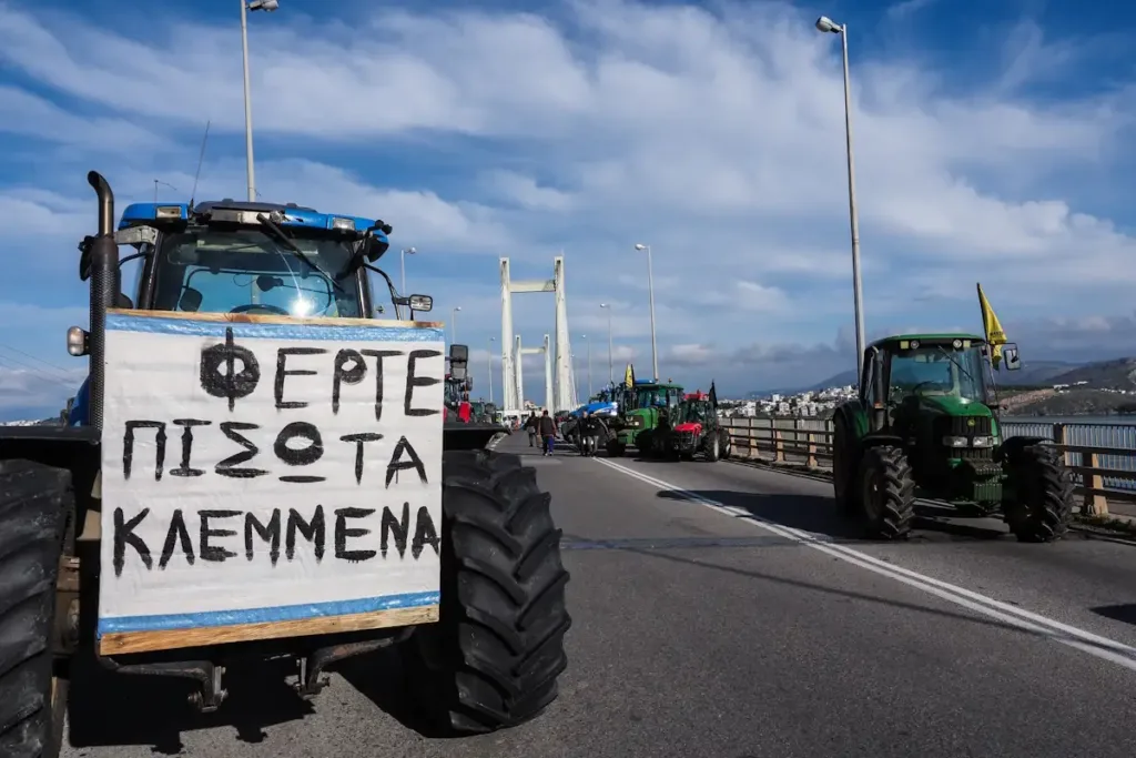 Ανυποχώρητοι οι αγρότες: Τι ισχύει με τα μπλόκα σε όλη την Ελλάδα, στον κόμβο Νίκαιας πάνω από 2.000 τρακτέρ! ΦΩΤΟ