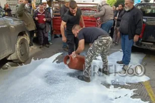 Με γάλα στην άσφαλτο η διαμαρτυρία αγροτών και κτηνοτρόφων στα Χανιά ΒΙΝΤΕΟ