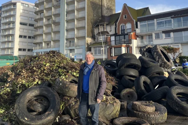 Γαλλία: Οι αγρότες πέταξαν χώματα και κοπριά έξω από το σπίτι του Μακρόν