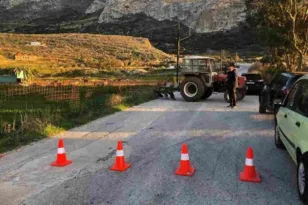 Αγρότης μόνος.. σε μπλόκο στην Αμοργό ΦΩΤΟ