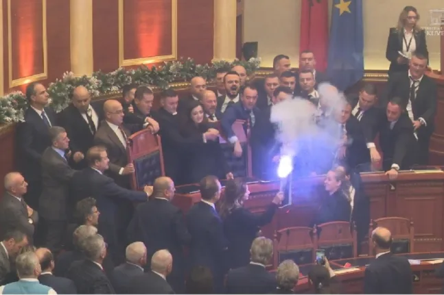 Χαμός στη Βουλή της Αλβανίας: Πιάστηκαν στα χέρια και άναψαν καπνογόνα ΒΙΝΤΕΟ