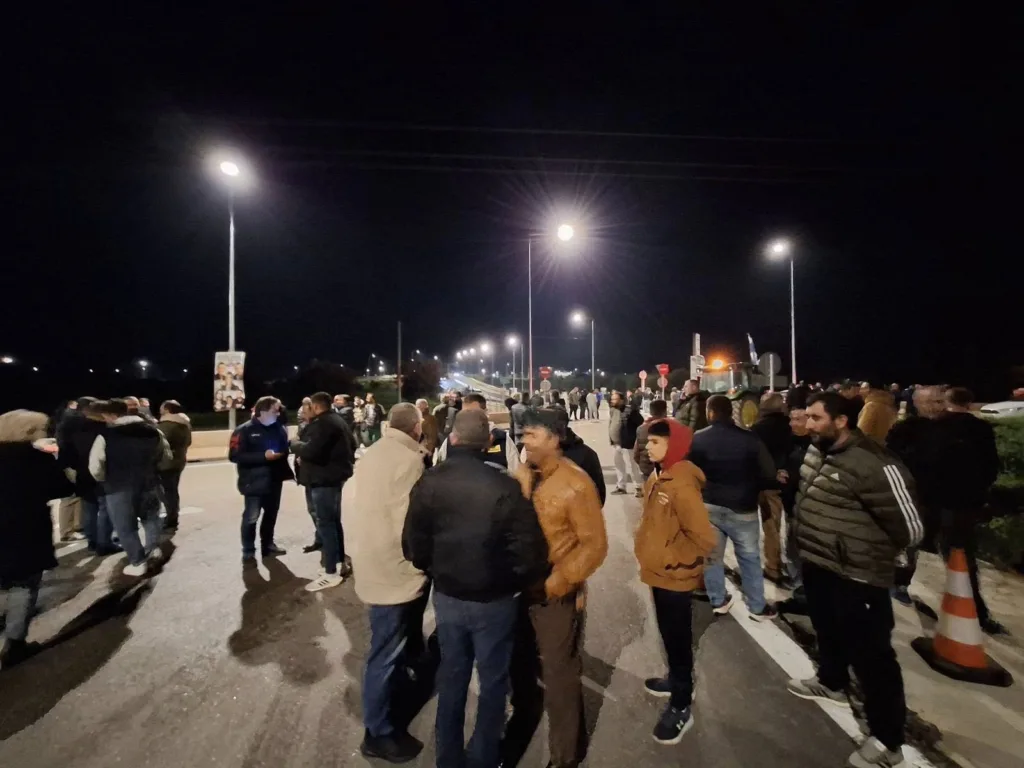 Η Πάτρα σε αγροτικό κλοιό: Σήμερα η απόφαση για κλιμάκωση κινητοποίησεων, πού υπάρχουν μπλόκα ΦΩΤΟ-ΒΙΝΤΕΟ Η Πάτρα σε αγροτικό κλοιό: Σήμερα η απόφαση για κλιμάκωση κινητοποίησεων, πού υπάρχουν μπλόκα ΦΩΤΟ-ΒΙΝΤΕΟ