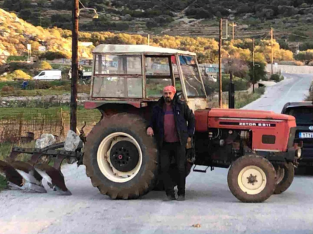 Αγρότης μόνος.. σε μπλόκο στην Αμοργό ΦΩΤΟ Αγρότης μόνος.. σε μπλόκο στην Αμοργό ΦΩΤΟ