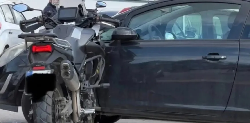 Ανάβυσσος: Μοτοσικλέτα «καρφώθηκε» σε αυτοκίνητο και έμεινε όρθια - Το ασυνήθιστο τροχαίο που τράβηξε τα βλέμματα ΦΩΤΟ