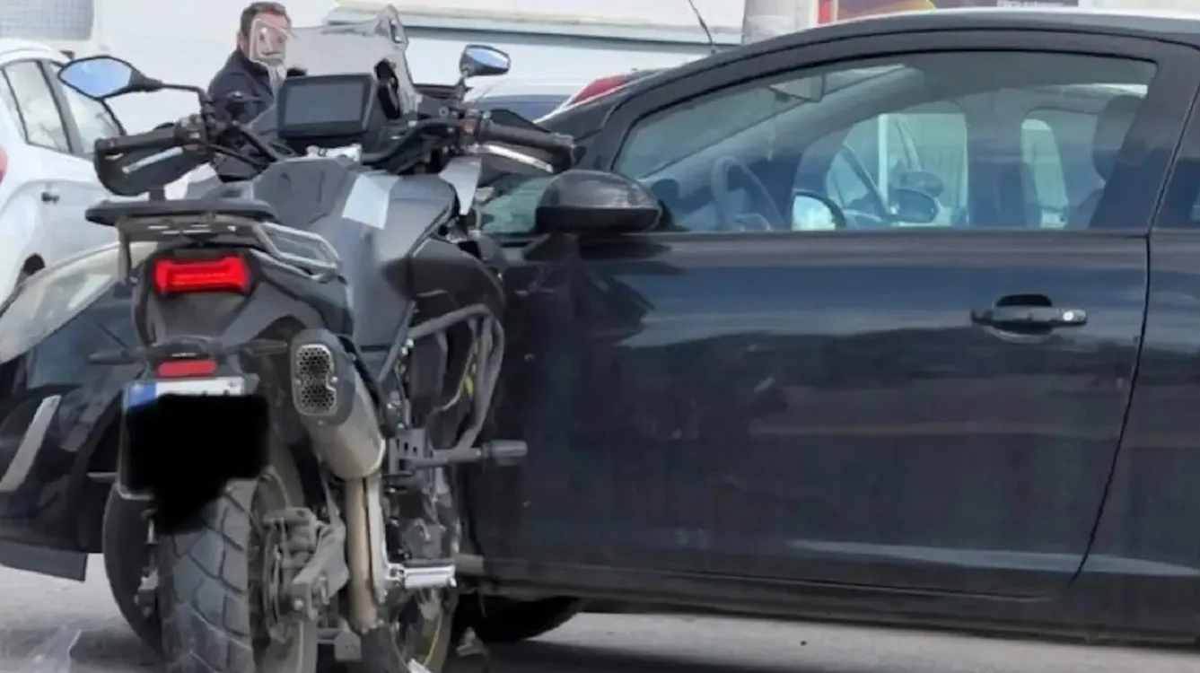 Ανάβυσσος: Μοτοσικλέτα «καρφώθηκε» σε αυτοκίνητο και έμεινε όρθια - Το ασυνήθιστο τροχαίο που τράβηξε τα βλέμματα ΦΩΤΟ