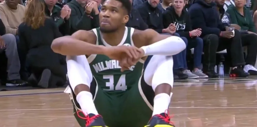 Τραυματίστηκε ο Γιάννης Αντετοκούνμπο και ξέσπασε βρίζοντας στα ελληνικά ΒΙΝΤΕΟ