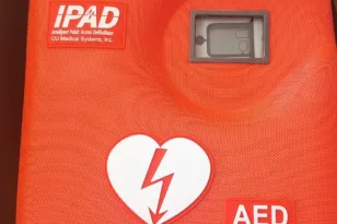 Πάτρα: Οκτώ νέοι απινιδωτές σε χώρους άθλησης – Ενίσχυση της ασφάλειας δημοτών και παιδιών