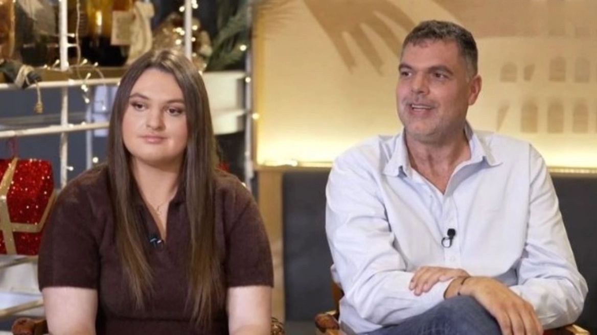 «Μας είχαν πει ότι μπορεί να μη μιλούσε ποτέ κανονικά και σήμερα μιλάει τρεις γλώσσες», ο Δημήτρης Παπανικολάου για την κόρη του, που διαγνώστηκε με αυτισμό