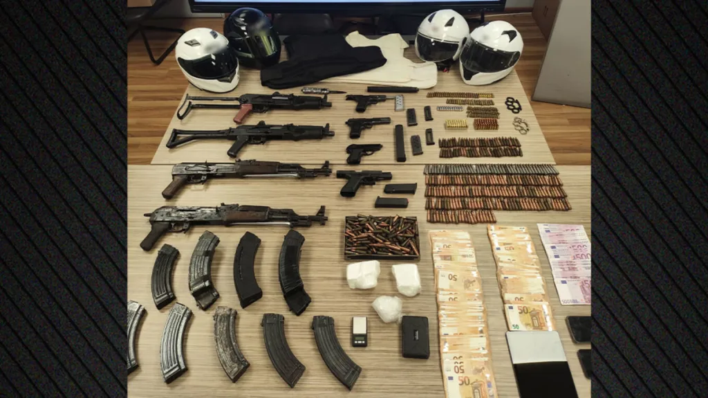 Greek Mafia: Οπλοστάσιο στην Καλλιθέα, όλα όσα βρέθηκαν σε γιάφκα, ΦΩΤΟ, ΒΙΝΤΕΟ Greek Mafia: Οπλοστάσιο στην Καλλιθέα, όλα όσα βρέθηκαν σε γιάφκα, ΦΩΤΟ, ΒΙΝΤΕΟ