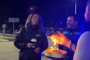 Μια διαφορετική εικόνα από τα μπλόκα: Αγρότες στο Κάτω Νευροκόπι έκαναν έκπληξη γενεθλίων σε αστυνομικό ΒΙΝΤΕΟ