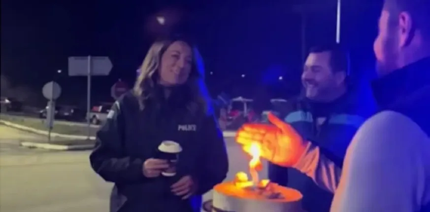 Μια διαφορετική εικόνα από τα μπλόκα: Αγρότες στο Κάτω Νευροκόπι έκαναν έκπληξη γενεθλίων σε αστυνομικό ΒΙΝΤΕΟ