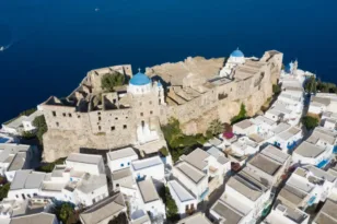 Το ελληνικό νησί που χαρακτηρίζεται «λαμπρό παράδειγμα αλλαγής» από διεθνή ΜΜΕ