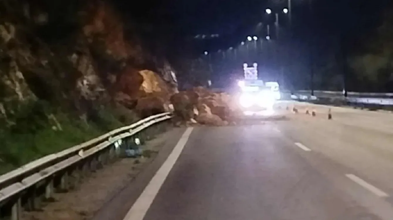 Κατολισθήσεις σε δύο σημεία της Αττικής: Κλειστές λωρίδες σε Αθηνών–Σουνίου και Αθηνών–Κορίνθου Κατολισθήσεις σε δύο σημεία της Αττικής: Κλειστές λωρίδες σε Αθηνών–Σουνίου και Αθηνών–Κορίνθου