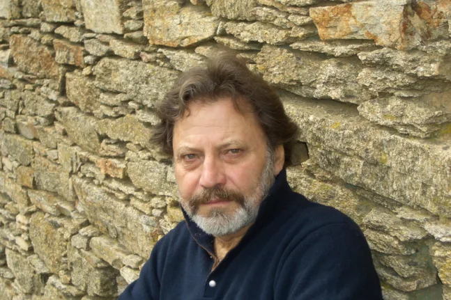 Ο συγγραφέας Γιάννης Ατζακάς στην «Π»: Μνήμες από τις παιδοπόλεις