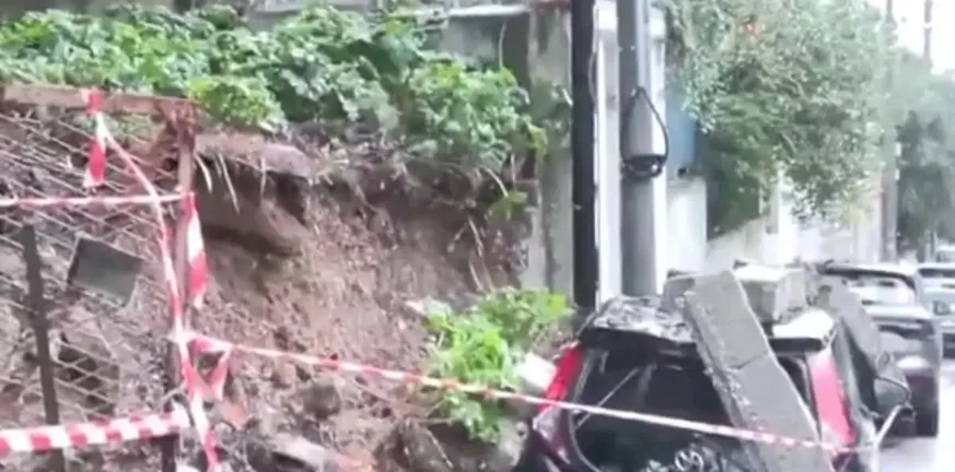 Κακοκαιρία byron: Έπεσε τοίχος οικοπέδου από την νεροποντή