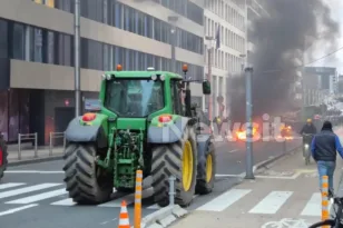 Βρυξέλλες: Οι αγρότες έστησαν μπλόκα και έβαλαν φωτιά