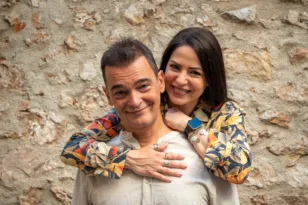 «Check in για 2»: Μια ξεκαρδιστική κωμωδία εγκλεισμού έρχεται στην Πάτρα και στο Επίκεντρο+