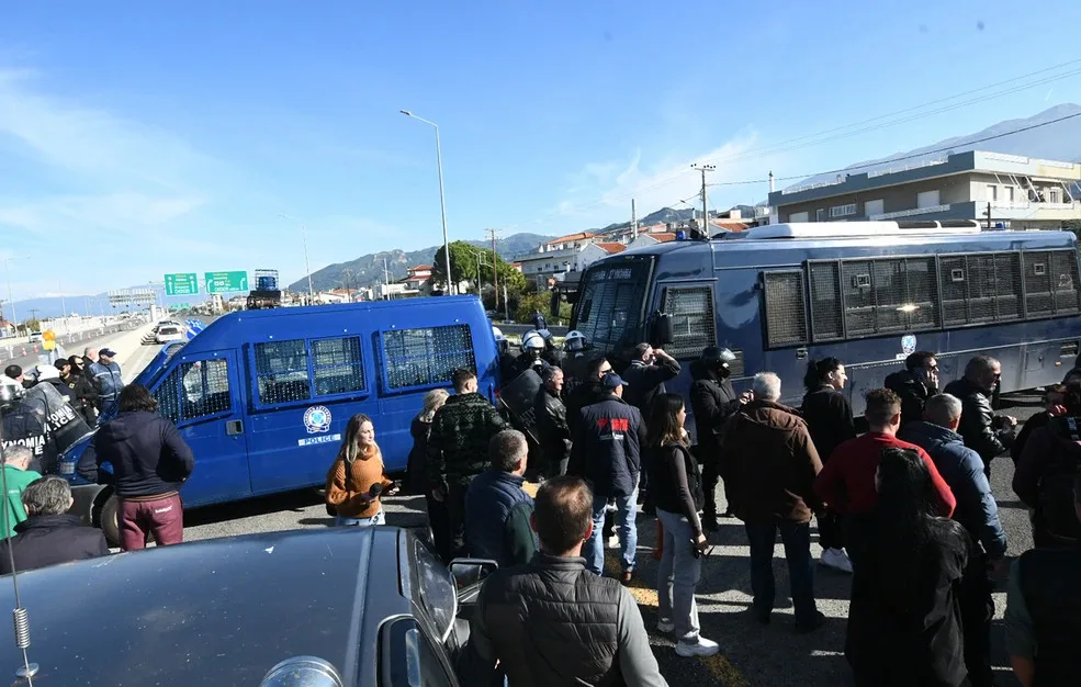 Σε τροχιά κλιμάκωσης οι αγρότες: Κομβόι για τη Γέφυρα Ρίου–Αντιρρίου - «Κόλλησε» ασθενοφόρο ΦΩΤΟ