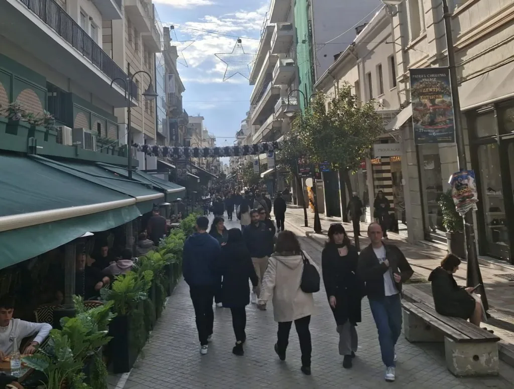 Πάτρα-Χριστούγεννα 2025: Το αδιαχώρητο, αλλά και παραφωνίες - «Πλημμύρισε» το κέντρο, πρόβλημα η στάθμευση