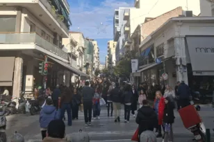 Πάτρα-Χριστούγεννα 2025: Το αδιαχώρητο, αλλά και παραφωνίες – «Πλημμύρισε» το κέντρο, πρόβλημα η στάθμευση