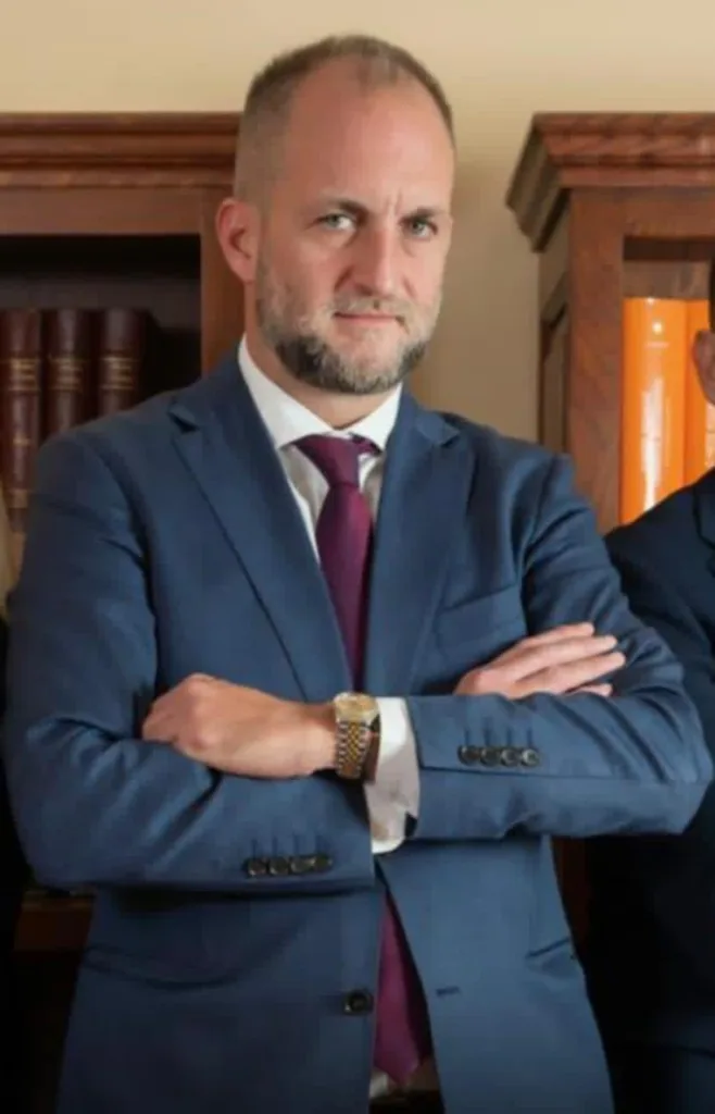 Συνελήφθη ανήμερα Χριστουγέννων ο Άρης Μουγκοπέτρος για ενδοοικογενειακή απειλή – Τι αναφέρει η μήνυση, τι απαντά η πλευρά του