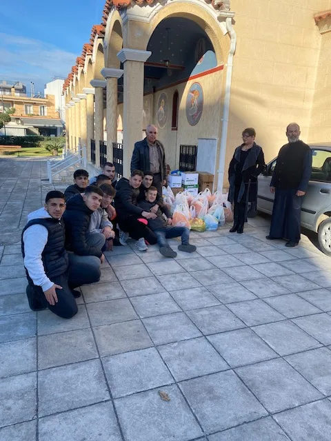 Το 8ο ΓΕΛ Πατρών έστειλε μήνυμα αλληλεγγύης τα Χριστούγεννα: Στήριξη στη «Φλόγα» και σε άπορες οικογένειες ΦΩΤΟ