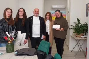 Το 8ο ΓΕΛ Πατρών έστειλε μήνυμα αλληλεγγύης τα Χριστούγεννα: Στήριξη στη «Φλόγα» και σε άπορες οικογένειες ΦΩΤΟ