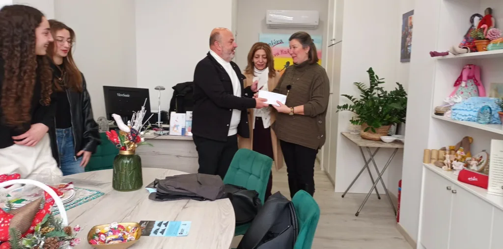 Το 8ο ΓΕΛ Πατρών έστειλε μήνυμα αλληλεγγύης τα Χριστούγεννα: Στήριξη στη «Φλόγα» και σε άπορες οικογένειες ΦΩΤΟ