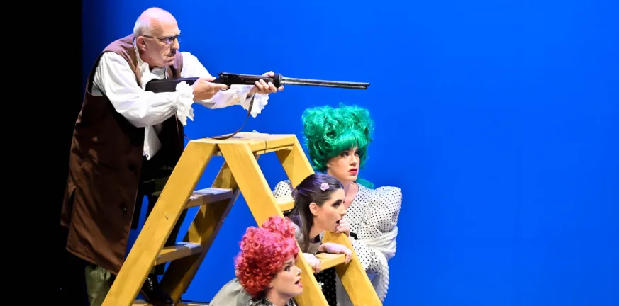 Πάτρα: Οι τελευταίες παραστάσεις του έργου "Η Πεντάμορφη και το Τέρας" , σε σκηνοθεσία Περικλή Βασιλόπουλου