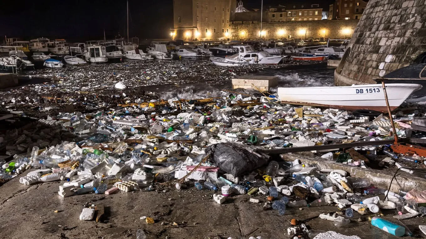 Το Ντουμπρόβνικ πλημμύρισε με σκουπίδια από την Αλβανία! Το Ντουμπρόβνικ πλημμύρισε με σκουπίδια από την Αλβανία!